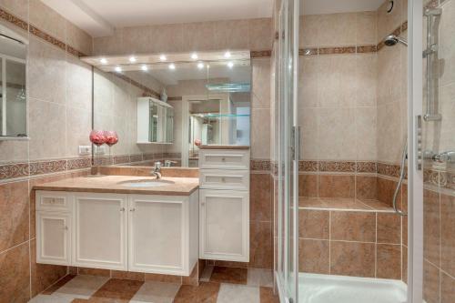 une salle de bain avec douche et lavabo dans l'établissement Superbe vue mer à la Baule, à La Baule