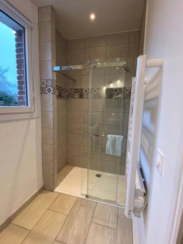 um chuveiro com uma porta de vidro na casa de banho em Villa du Golf 