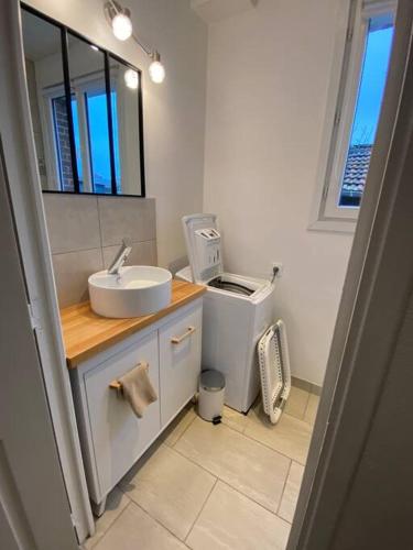 bagno con lavandino e servizi igienici di Villa du Golf 