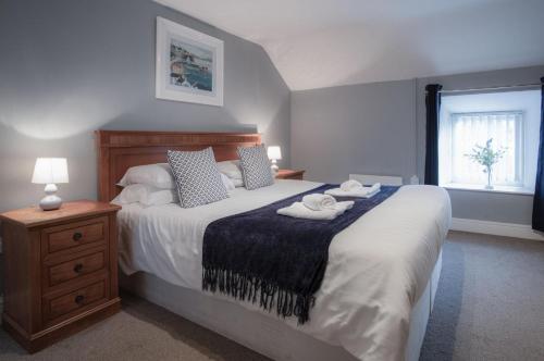 Postel nebo postele na pokoji v ubytování Fletcher Coach House - 3 Bedroom Cottage - Pendine