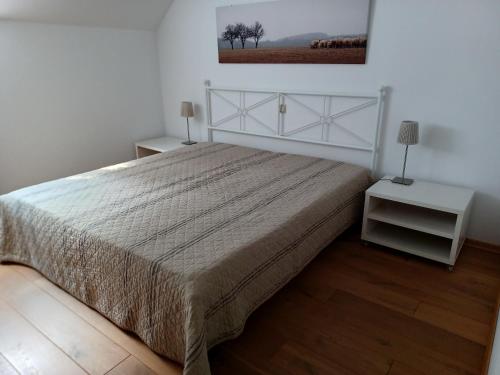 Wallscheid的住宿－Lenzenhaus，一间卧室配有一张床、一张桌子和一张图片