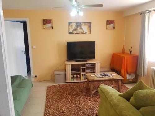 Posedenie v ubytovaní Charming 1-Bed Apartment in Oradour-Fanais
