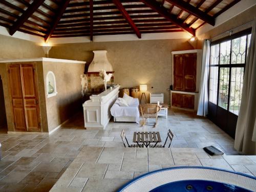 una sala de estar con una piscina en el centro en Le Pool House - Private Jacuzzi - Mas des Sous Bois en Ventabren
