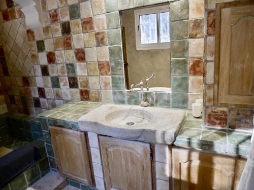 Ванная комната в Le Pool House - Private Jacuzzi - Mas des Sous Bois