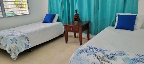 Tempat tidur dalam kamar di Tranquil Oasis Spacious 4-Bed 3-Bath Beach House