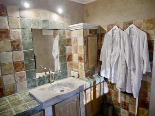 Ванная комната в Le Pool House - Private Jacuzzi - Mas des Sous Bois