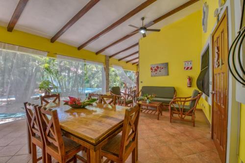 a dining room with a wooden table and chairs at Villas Verdes in Sámara