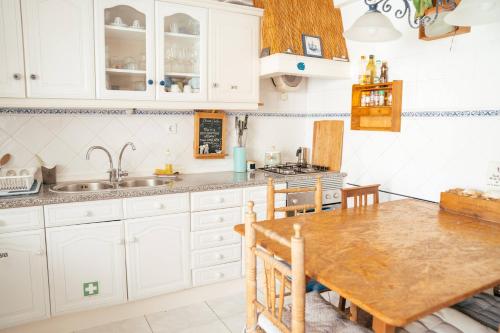 Dapur atau dapur kecil di Ericeira Soulsurfers Guesthouse
