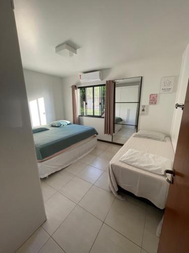1 dormitorio con 2 camas y ventana en Casa deck caixa d´aço, en Porto Belo