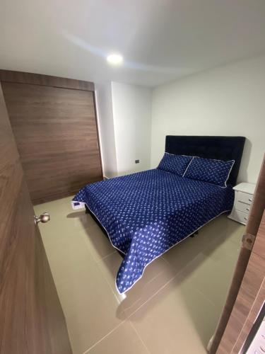 Säng eller sängar i ett rum på Moderno apartamento en Anserma
