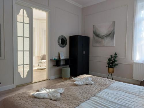 sypialnia z łóżkiem i dwoma ręcznikami na nim w obiekcie Castle Apartman **** w mieście Sátoraljaújhely