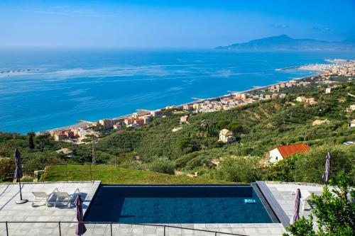ラヴァーニャにあるOlivenere agriturismoの海を見渡すスイミングプール付きのヴィラです。
