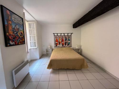 une chambre avec un lit dans une pièce blanche dans l'établissement 6CONV21 Maison de pêcheur au Faubourg, à Collioure