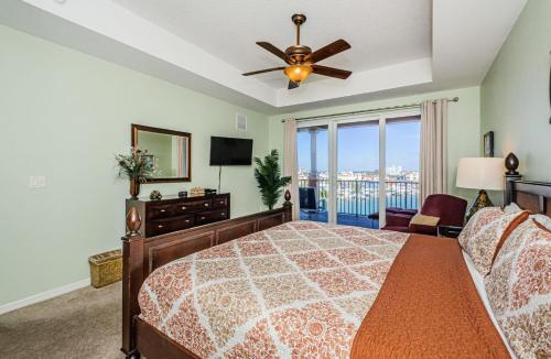 1 dormitorio con 1 cama y ventilador de techo en Waterfront Breeze Condo en Clearwater Beach