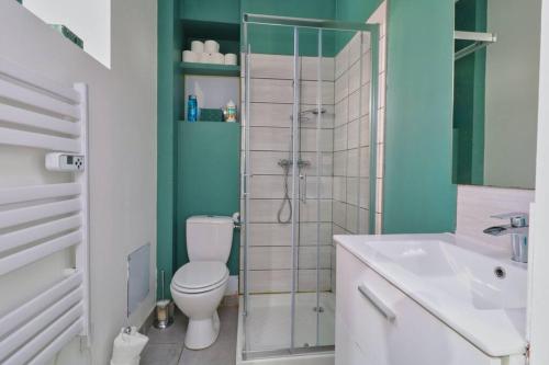 La salle de bains est pourvue de toilettes, d'une douche et d'un lavabo. dans l'établissement Studio cosy avec terrasse, à Roanne