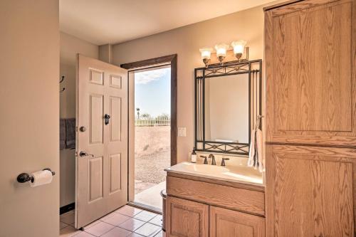 La salle de bains est pourvue d'un lavabo et d'un miroir. dans l'établissement Zen Desert Oasis with Lake View, 1 Mi to Beach!, à Lake Havasu City