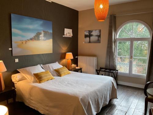 Un dormitorio con una cama grande y una ventana en Ainsi de Suites - Chambres & table d'hôtes - Spa & massages en Reugny