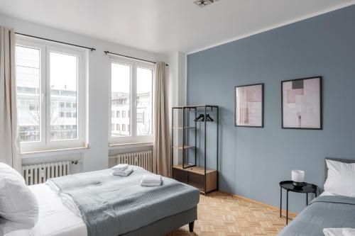 a bedroom with two beds and two windows at Flats 4 You, Moderne City Wohnung Nähe HBF, DÜ-Messe 20 Min, Netflix, Küche in Duisburg