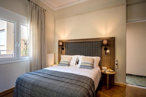 een slaapkamer met een groot bed en een raam bij Sofias LemonTree Family House in Agios Nikolaos