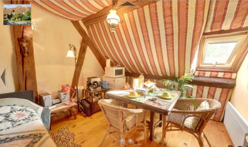 Préaux的住宿－Chambre d'Hôtes de La Galaisière，一间客厅,客厅内配有桌椅