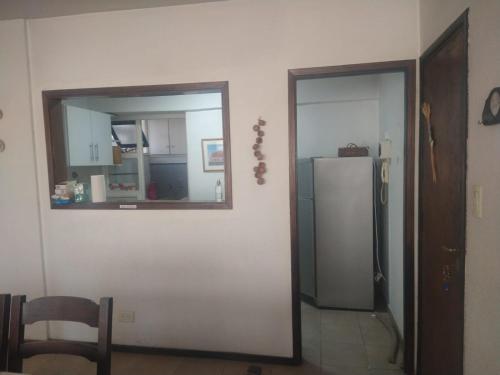 マル・デル・プラタにあるDepartamento 4 personasのキッチン(鏡、冷蔵庫付)