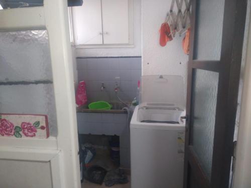 Baño pequeño con lavabo y aseo en Departamento 4 personas en Mar del Plata