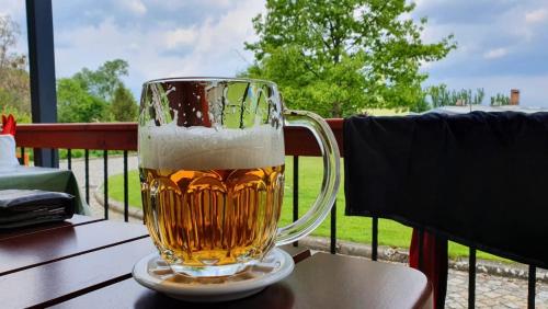 un verre de bière assis sur une table dans l'établissement Penzion Velký mlýn, à Hlučín