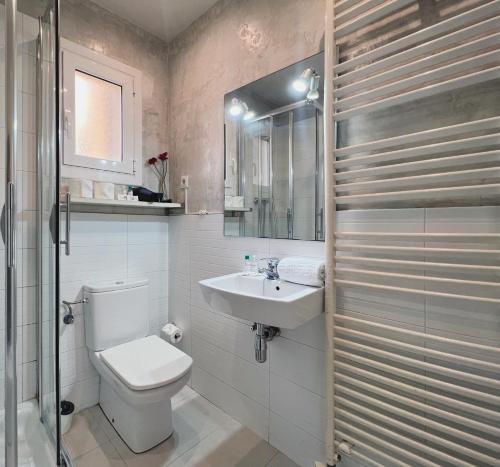 uma casa de banho branca com um WC e um lavatório em Stay U-nique Apartments Lepant em Barcelona