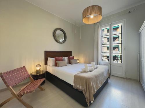 1 dormitorio con cama, silla y espejo en Stay U-nique Apartments Lepant, en Barcelona
