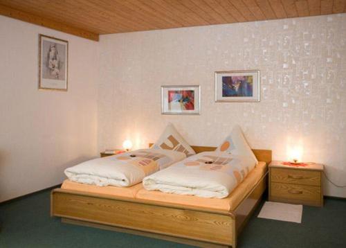 ein Schlafzimmer mit einem Bett mit zwei Nachttischen und zwei Lampen in der Unterkunft Ferienwohnung Talblick in Titisee-Neustadt