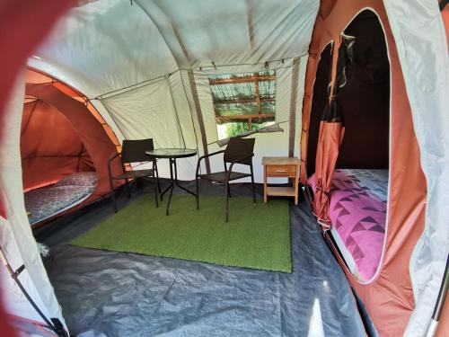 柳托梅爾的住宿－Camping Silva，帐篷内配有桌椅