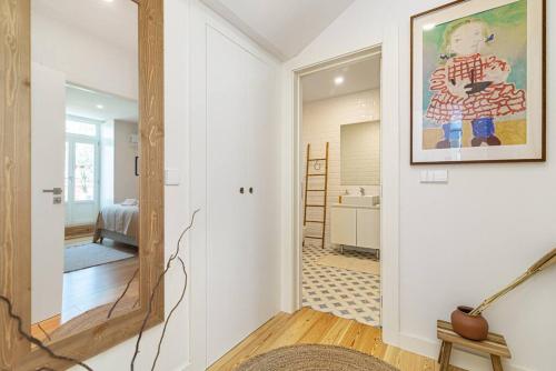 een kamer met een hal met een spiegel en een slaapkamer bij Monte dos Judeus I by Innkeeper in Porto