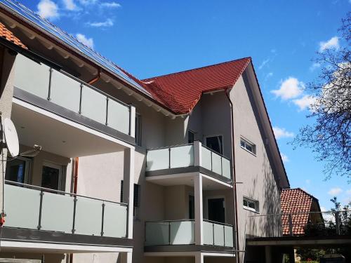 un edificio con balcones y techo rojo en Franzl Hof Zorell, en Ravensburg