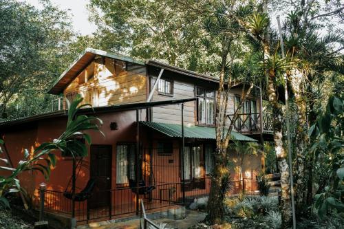 a house in the woods with trees at Ávita Lodge in Quesada