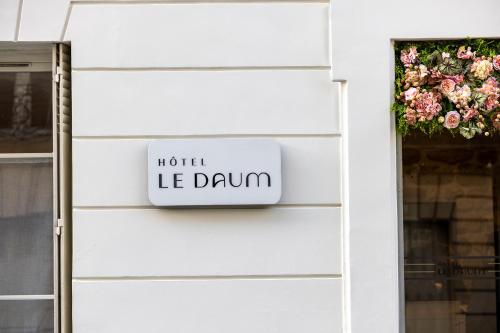 Hôtel Le Daumに飾ってある許可証、賞状、看板またはその他の書類