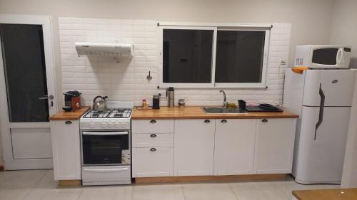 Una cocina o kitchenette en Casa espaciosa en Ramallo cerca del Río