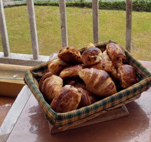 a basket of croissants and other pastries in a window at F3 Résidence LE 25 ex PANORAMA in Les Trois-Îlets