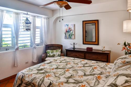 una camera con letto, cassettiera e finestre di Vieques Island House with Caribbean Views and Pool! a Vieques