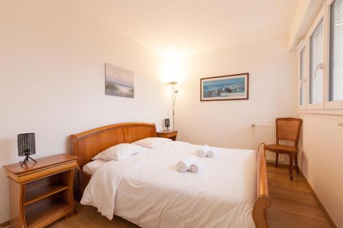 - une chambre avec un lit et 2 serviettes dans l'établissement LE KERNOGUET, à Vannes