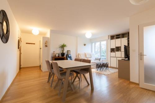 une salle à manger et un salon avec une table et des chaises dans l'établissement LE KERNOGUET, à Vannes