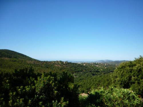 MAZET LOU pour 4 personnes avec piscine commune et tennis à La Londe-Les-Maures