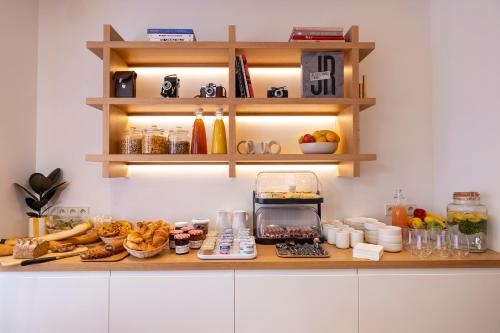 una cocina con una barra con comida. en Hôtel Le Daum, en París