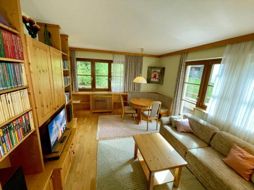 una sala de estar con un sofá y una mesa en The Mountain Home, en Hermagor