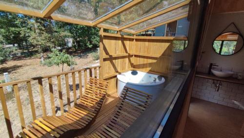 balcón con aseo y lavamanos en la cubierta en Cabanas Mirador Cachamuíña, en Ourense