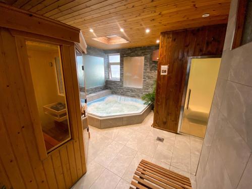 ベトウス・ア・コーエドにあるGlan Aber Hotelの部屋に浴槽付きの広いバスルーム