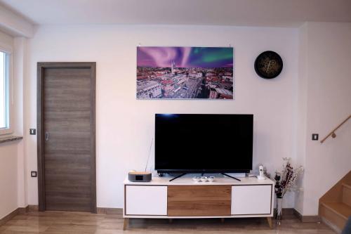 TV a/nebo společenská místnost v ubytování AuroraDream