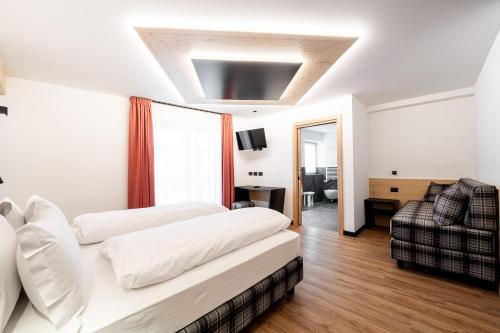 Gallery image of Albergo Garni Edy (B&B) in Canazei