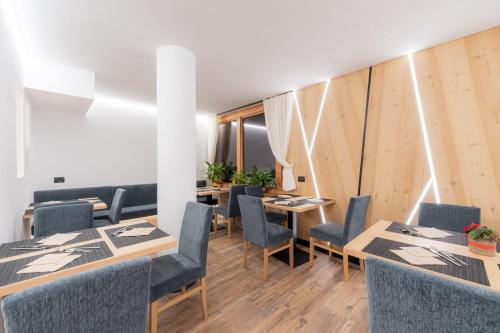 Gallery image of Albergo Garni Edy (B&B) in Canazei