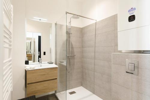 W łazience znajduje się prysznic i umywalka. w obiekcie Palmalodge YourHostHelper w Cannes