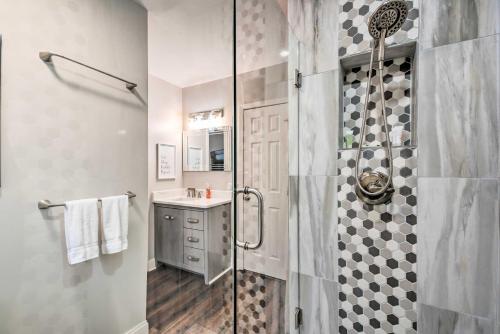 ein Badezimmer mit Dusche und Waschbecken in der Unterkunft Atlanta Retreat with Deck in Greenbriar Area! in Atlanta